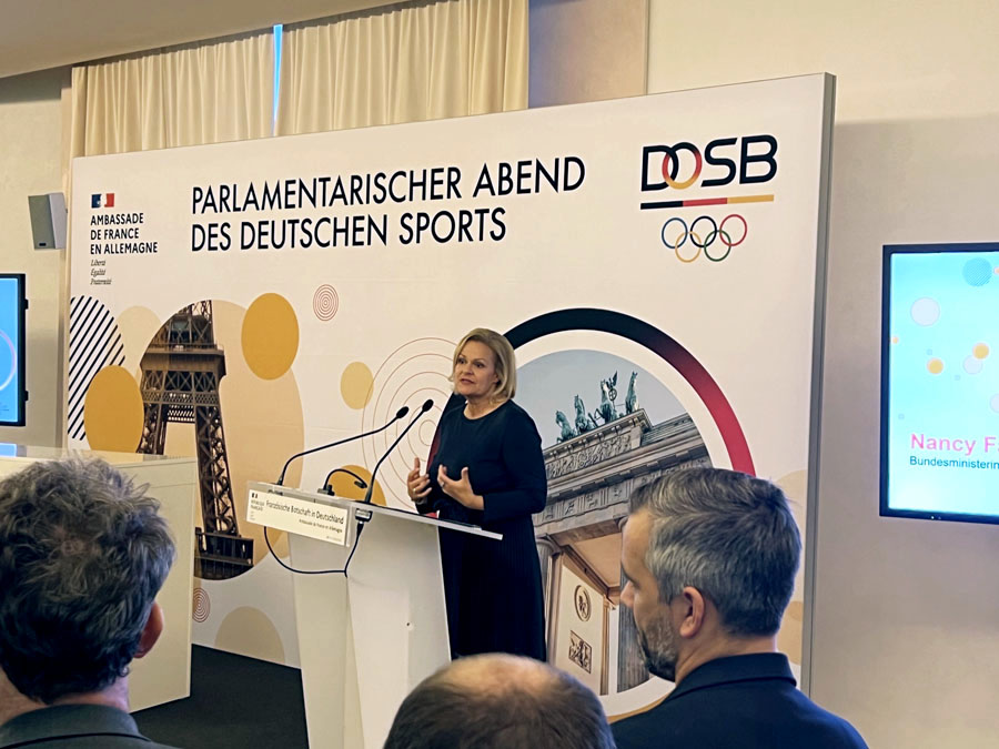 Bundesinnenministerin Nancy Faeser hält einen Vortrag.