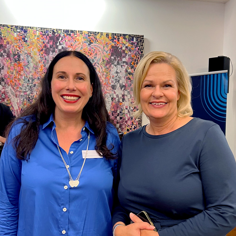 Die Bundesinnenministerin Nancy Faeser neben WAKO Repräsentantin Diana Lingg