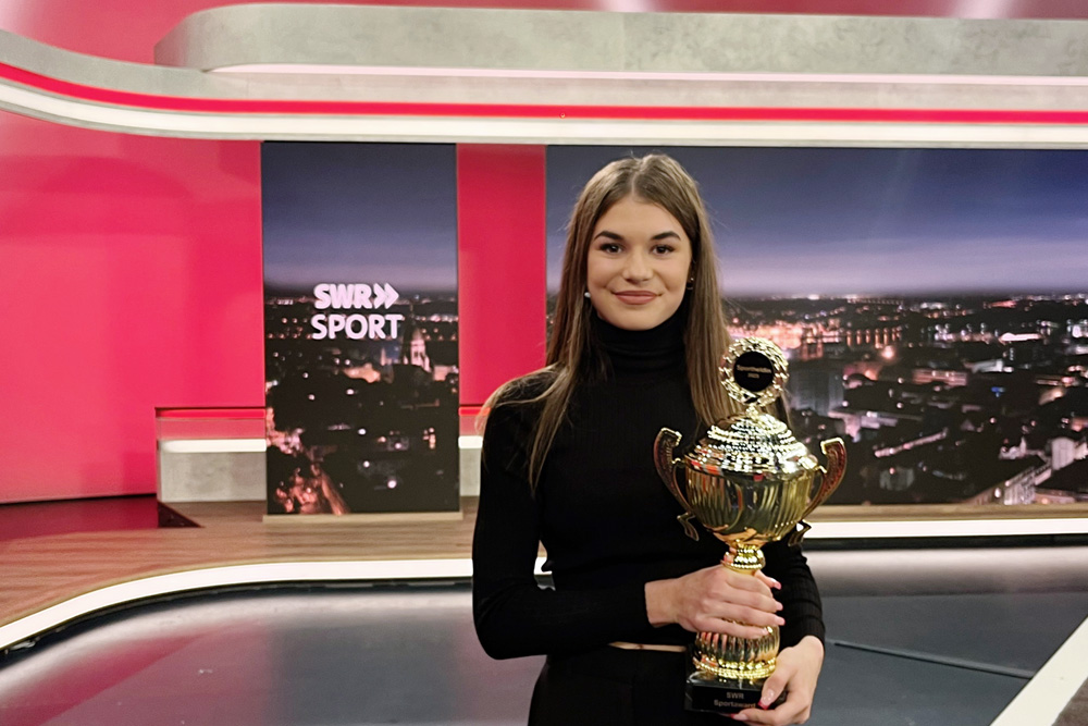 Theresa Pekrul, SWR Sportheldin 2023, mit Pokal.